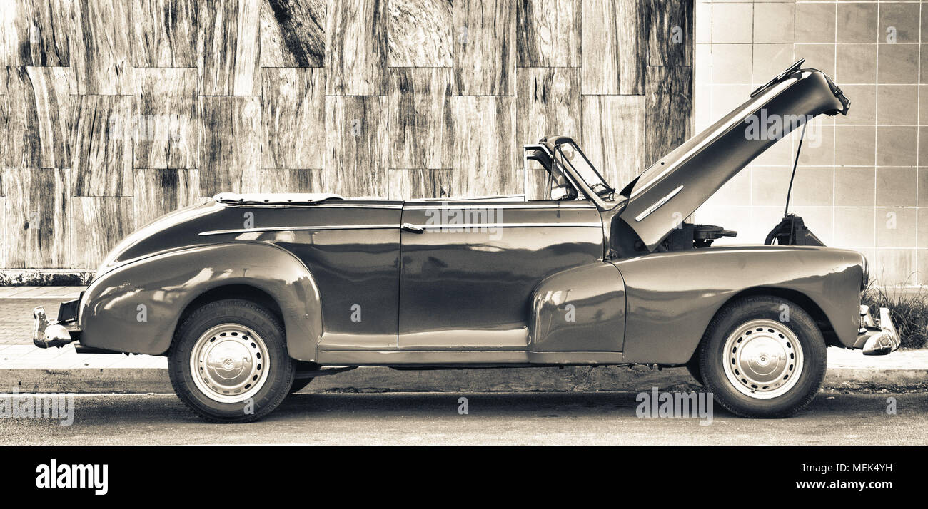 L'Avana, Cuba- 19 DIC 2016: in bianco e nero il tono della vecchia auto convertibili parcheggiato in una strada di La Habana Foto Stock