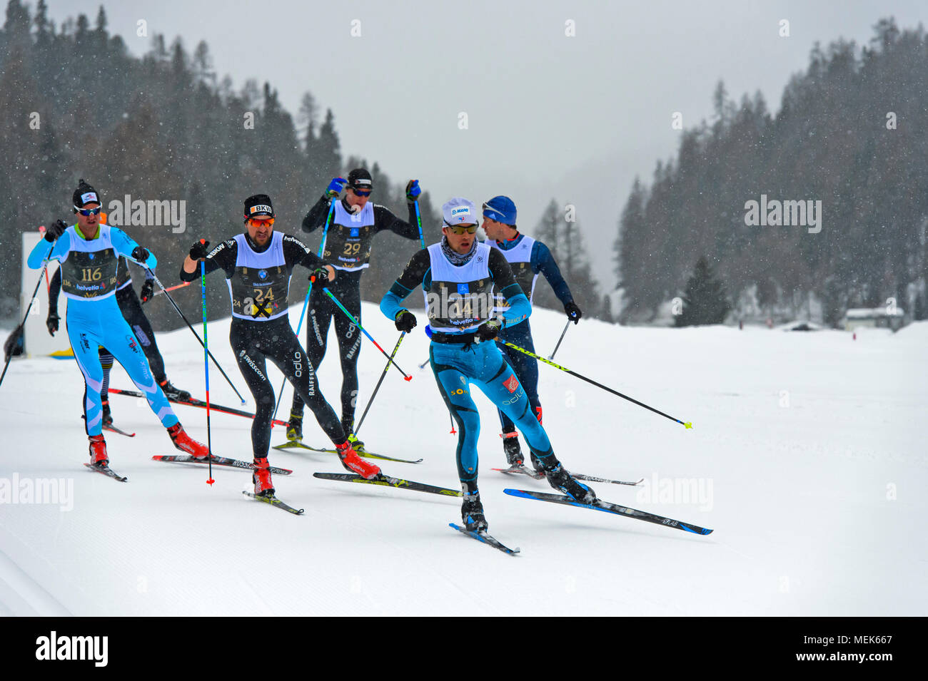 Gruppo og fondisti guidati da sciatore francese Jean Tiberghien, cinquantesimo Engadin Skimarathon, 11 marzo 2018, San Moritz, Svizzera Foto Stock