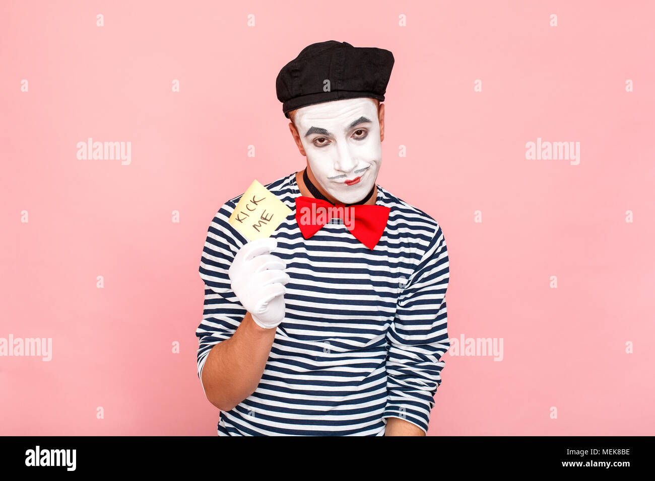 Werry divertente! Annoiato uomo con piccolo adesivo giallo Foto Stock