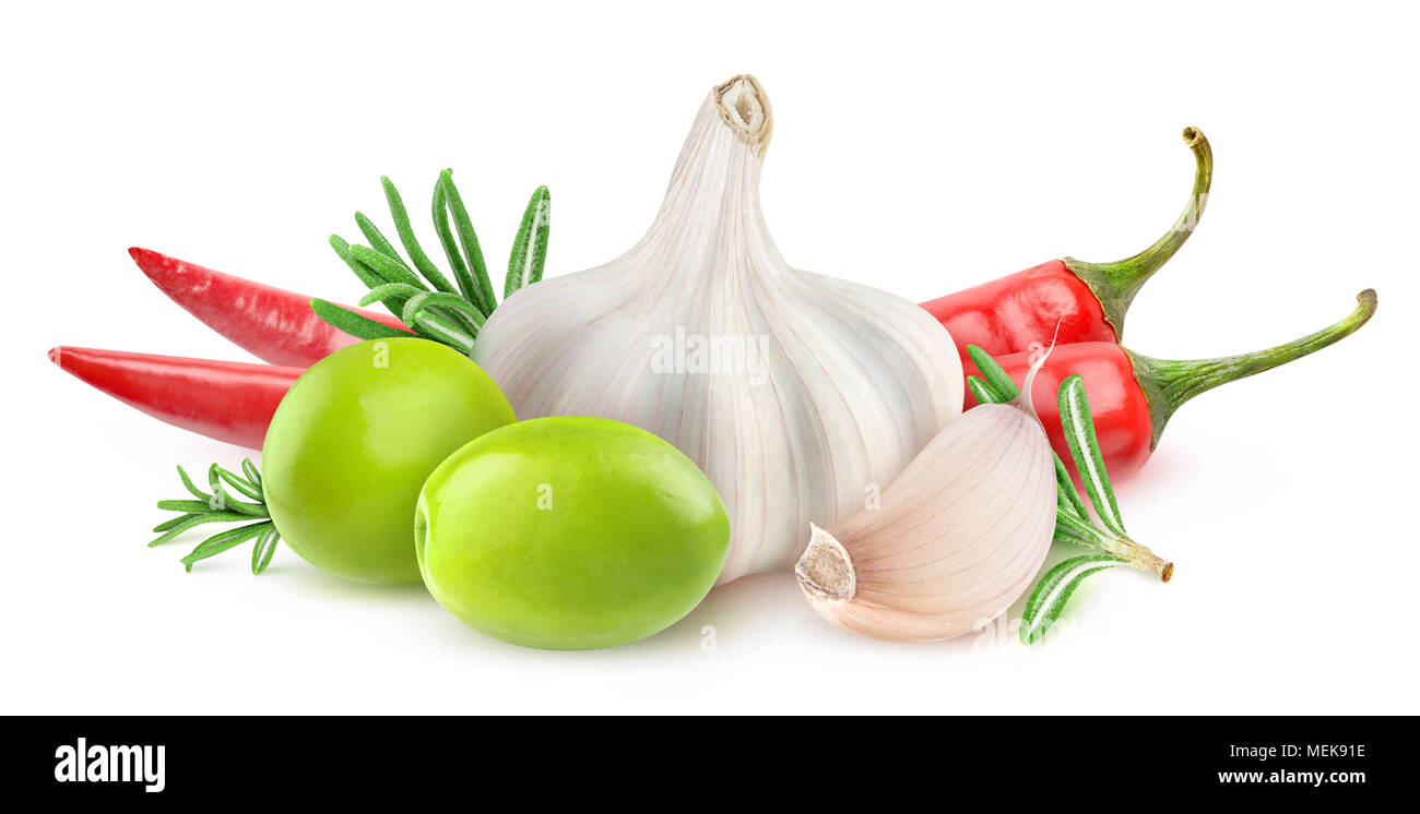 Isolate le olive e spezie. Due olive verdi, aglio, rosmarino e peperoncino (infuso di olio di oliva Ingredienti) isolato su sfondo bianco con cli Foto Stock