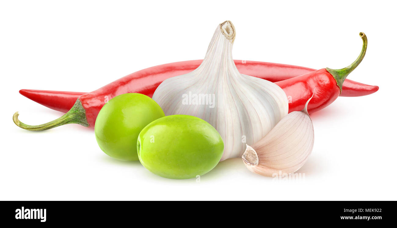 Isolate le olive e spezie. Due olive verdi, aglio e due peperoncini (infuso di olio di oliva Ingredienti) isolato su sfondo bianco con ritaglio di pa Foto Stock