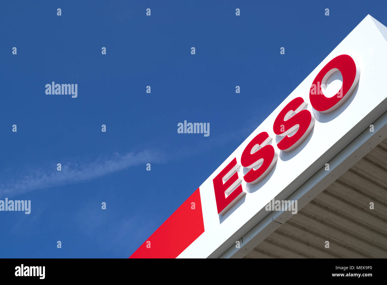 Esso segno alla stazione di gas contro il cielo blu. Esso è ExxonMobil primaria della marca di benzina in tutto il mondo. Foto Stock