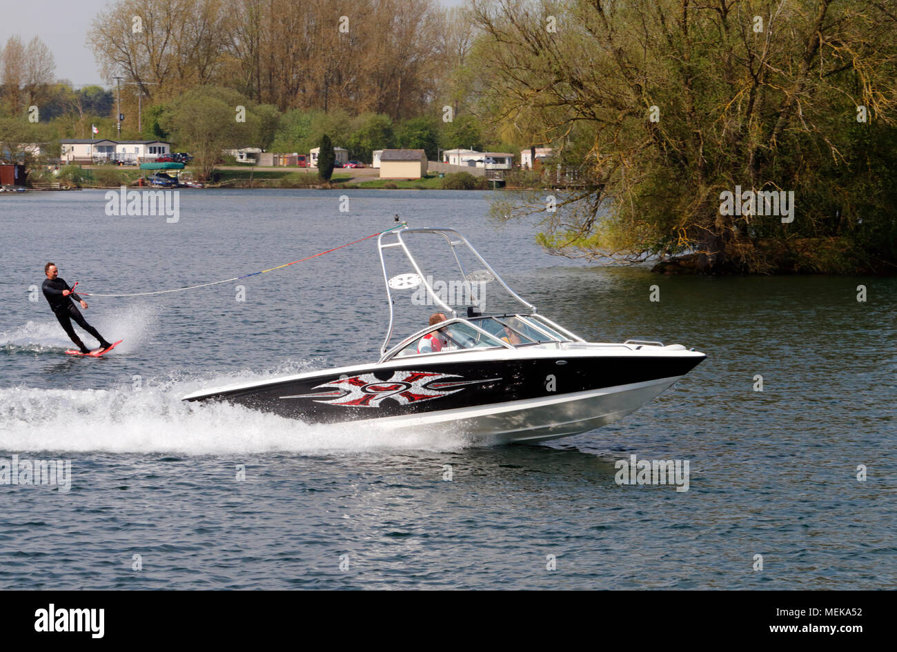 Uno sciatore di acqua su un lago vicino Standlake in Oxfordshire Foto Stock