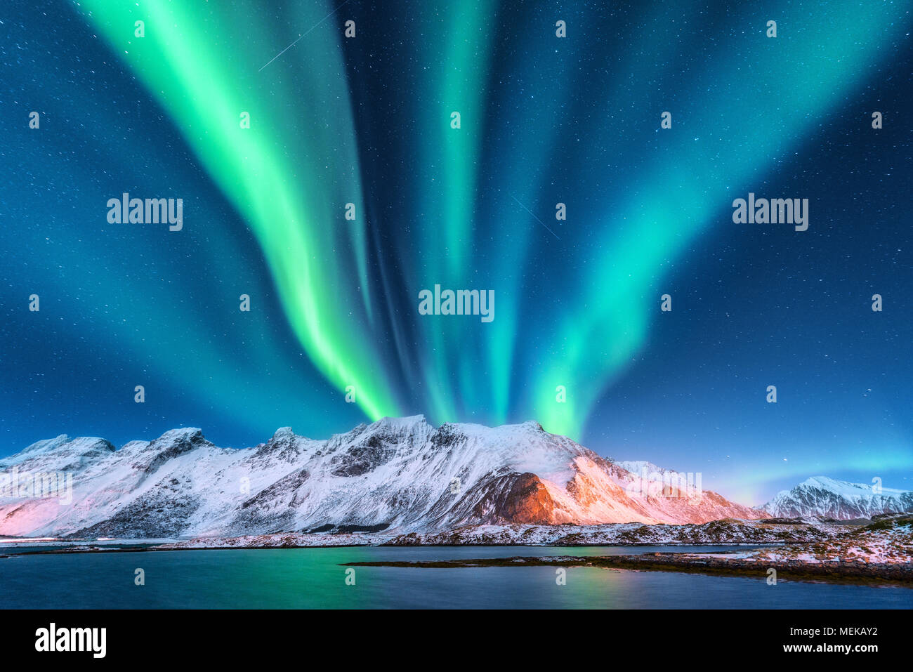 Aurora Boreale. Isole Lofoten in Norvegia. Aurora. Green luci del nord. Cielo stellato con luci polari. Notte paesaggio invernale con aurora, il mare con sk Foto Stock