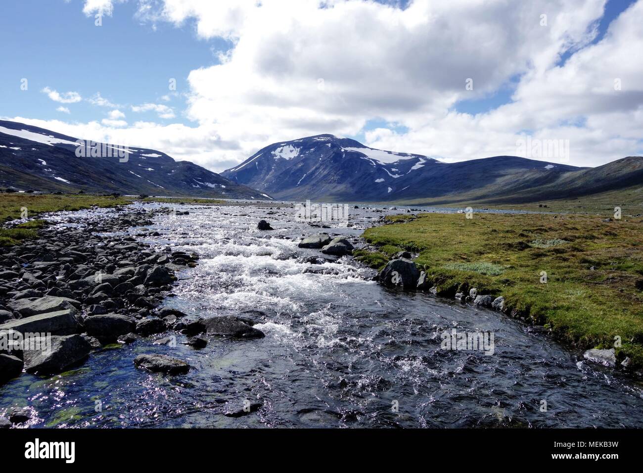 Natura selvaggia, le montagne e il lago nel parco nazionale di Jotunheimen Norvegia Foto Stock