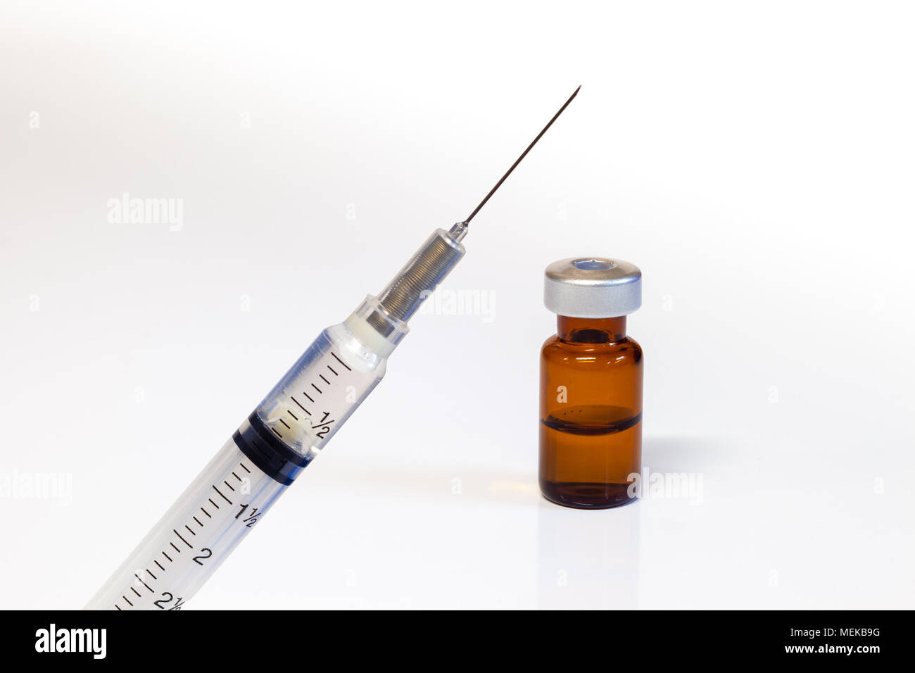 Siringa medica e una fiala di farmaco per via endovenosa su sfondo bianco  Foto stock - Alamy