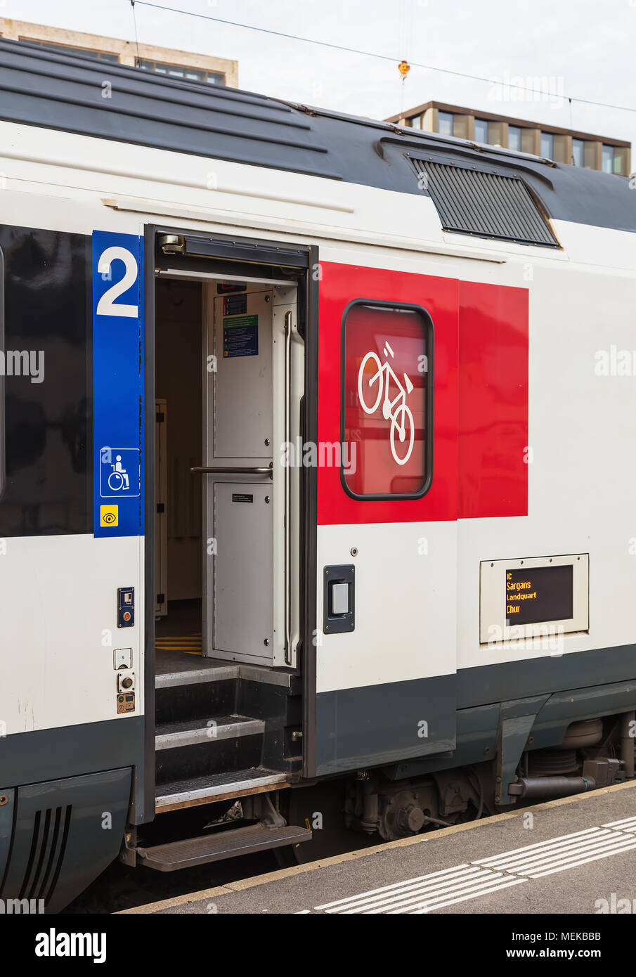 Zurigo, Svizzera - 3 Marzo, 2017: una porta di un vagone di un treno passeggeri delle Ferrovie Federali Svizzere in piedi in una piattaforma di Zurigo Foto Stock