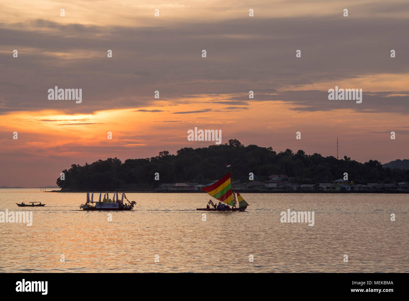 Silhouette di imbarcazioni nautiche contro ora d'oro tramonto Foto Stock