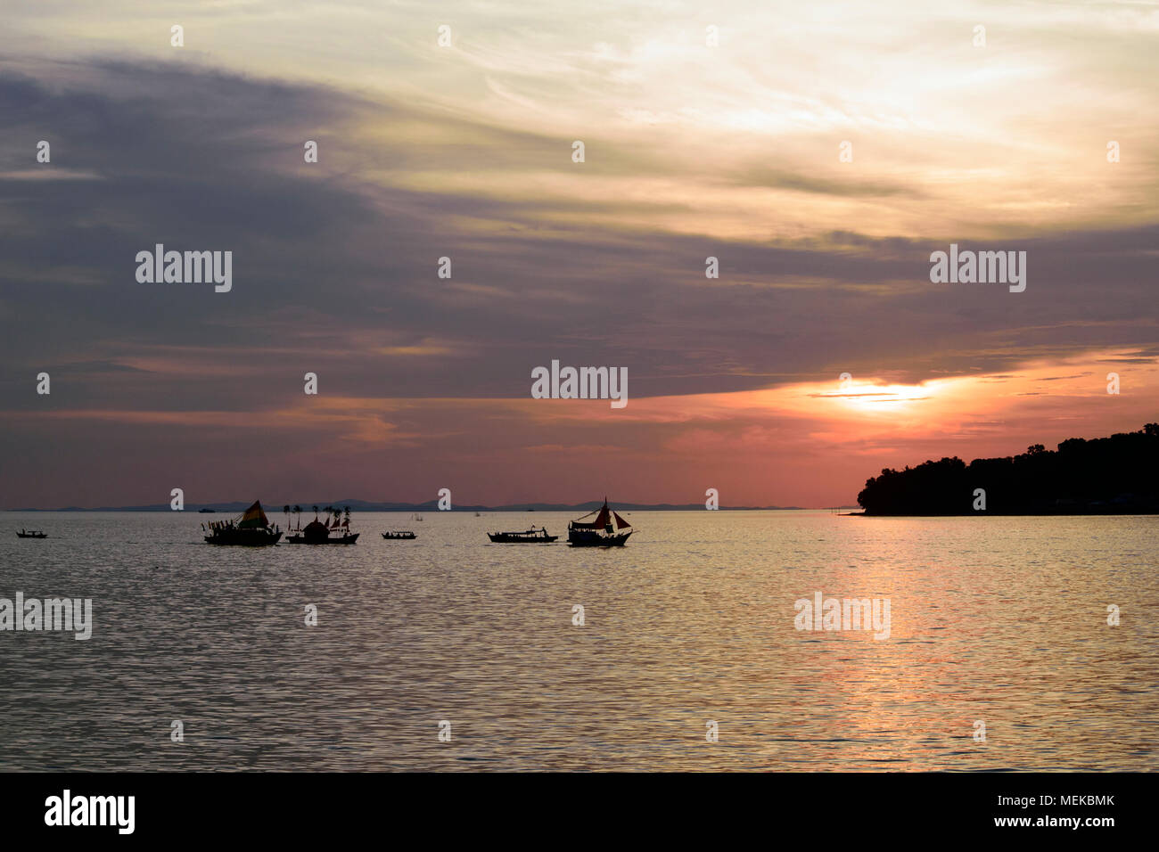 Silhouette di imbarcazioni nautiche contro ora d'oro tramonto Foto Stock