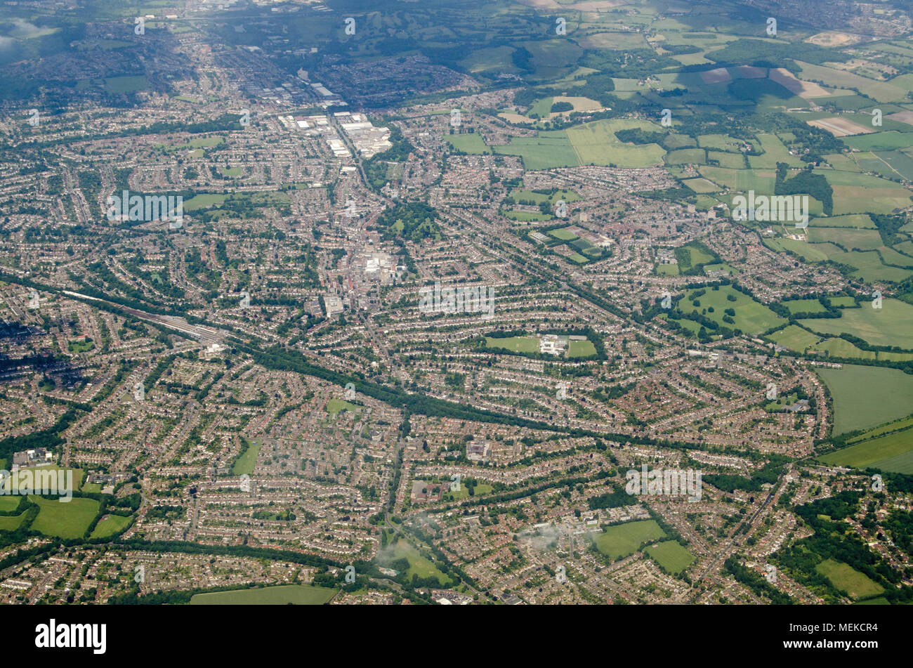 Vista aerea del sobborgo di Orpington nel London Borough of Bromley. Osservata da un piano in un assolato pomeriggio di estate. Foto Stock