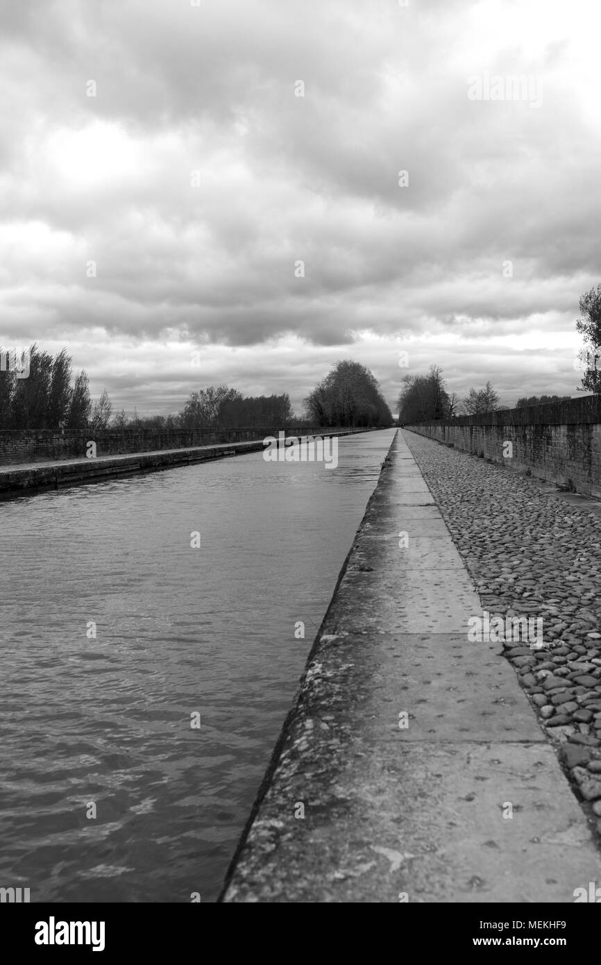 Garonna canale da Cacor a Moissac sul fiume Tarn in Francia, costruito tra il 1842 e il 1846 con 356 m di lunghezza Foto Stock