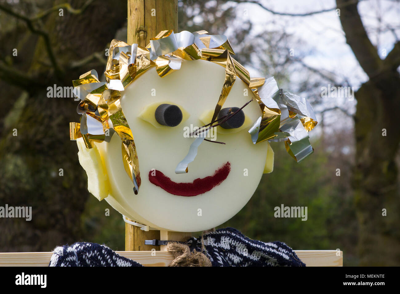 Riempito di paglia spaventapasseri tipo caricatura figure per i divertimenti per i bambini a 2018 annuale festival di primavera a Barnet's Demesne Belfast nord ho Foto Stock