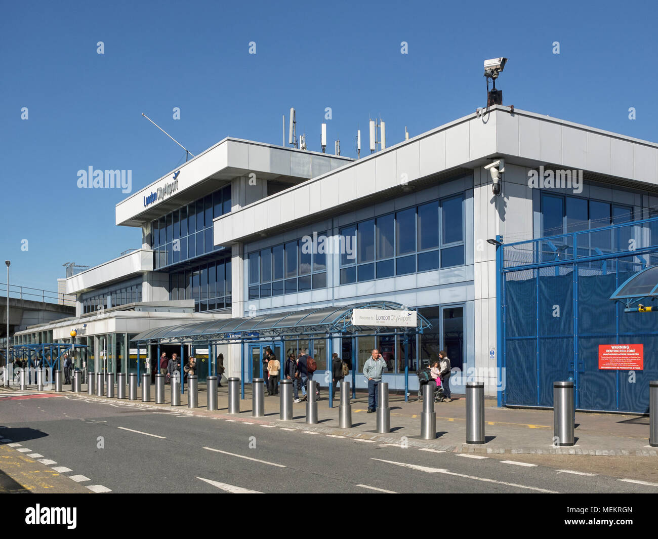 AEROPORTO DI LONDRA: Passeggeri fuori dall'edificio del terminal Foto stock  - Alamy