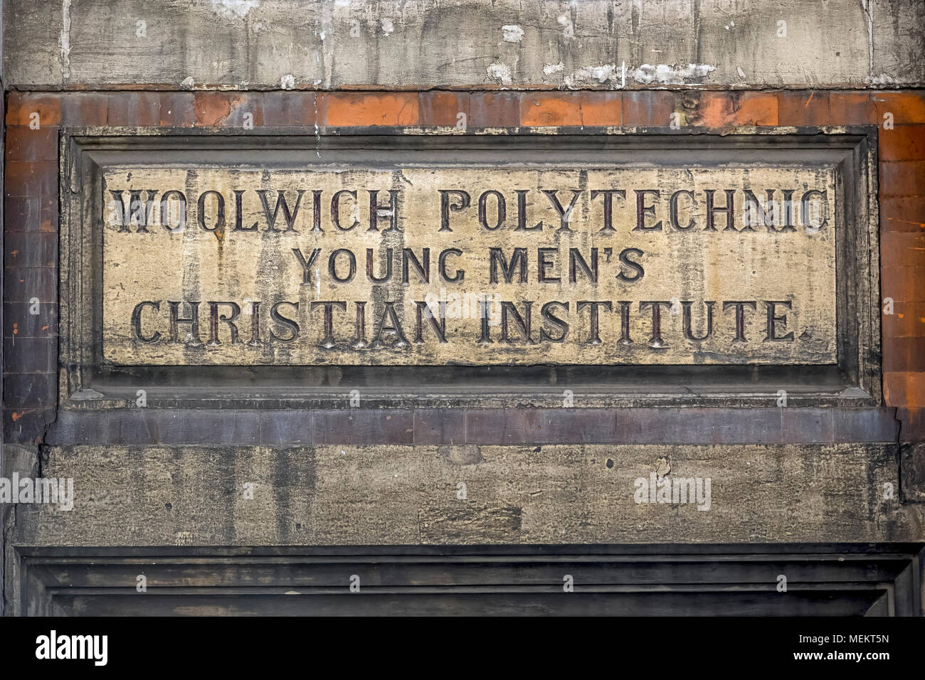 LONDRA, Regno Unito - 05 APRILE 2018: Woolwich Polytechnic Young Mens Christian Institute - firma all'esterno dell'edificio Foto Stock