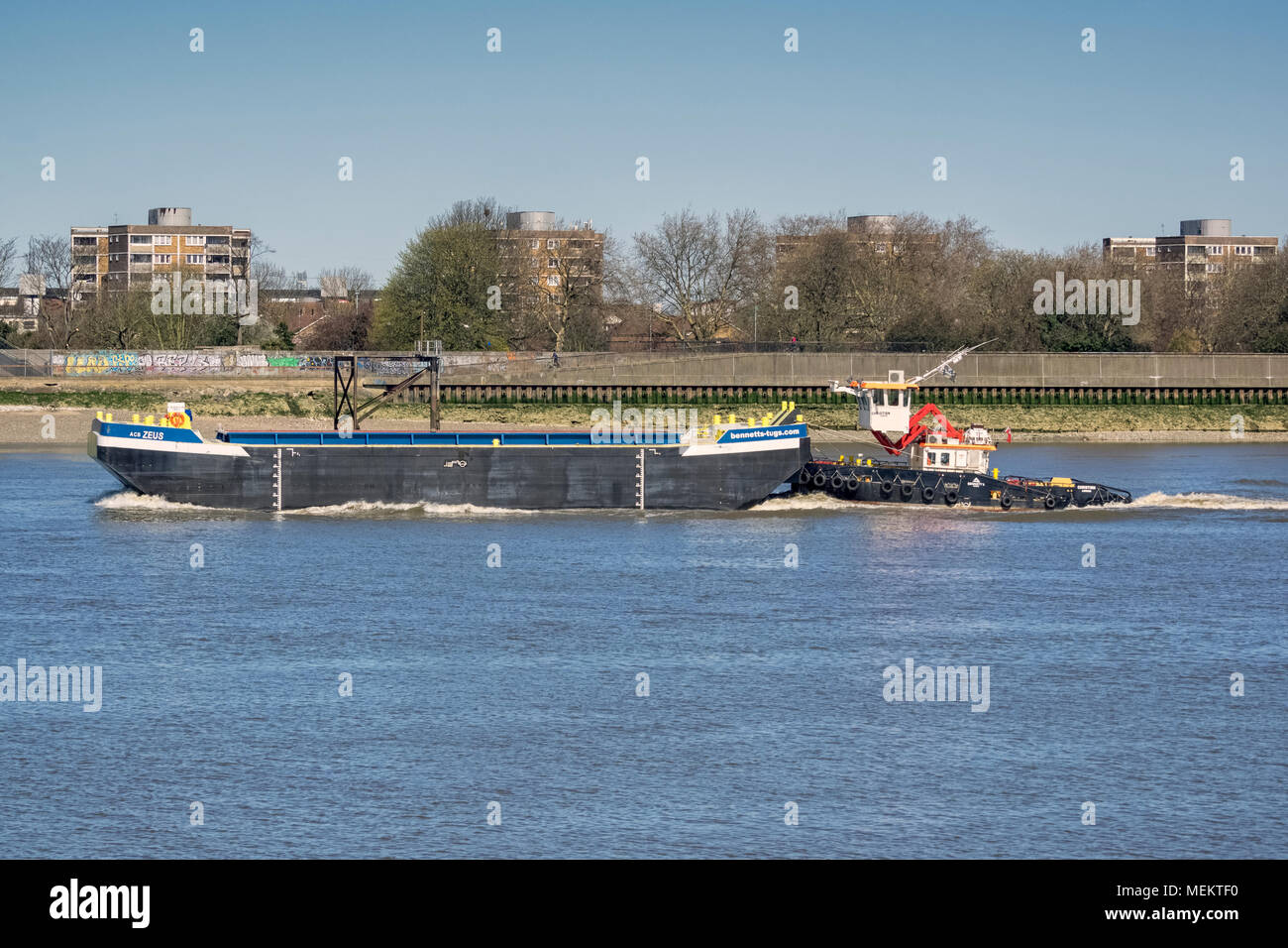 LONDRA, Regno Unito - 05 APRILE 2018: Imbarcazione da lavoro e chiatta sul Tamigi vicino a Woolwich Foto Stock