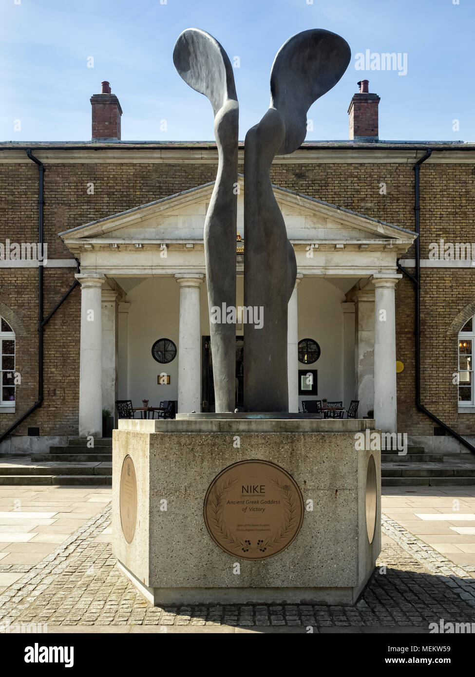 LONDRA, Regno Unito - 05 APRILE 2018: La Statua Nike di Pavlos Angelos in Dial Arch Square a Woolwich Foto Stock