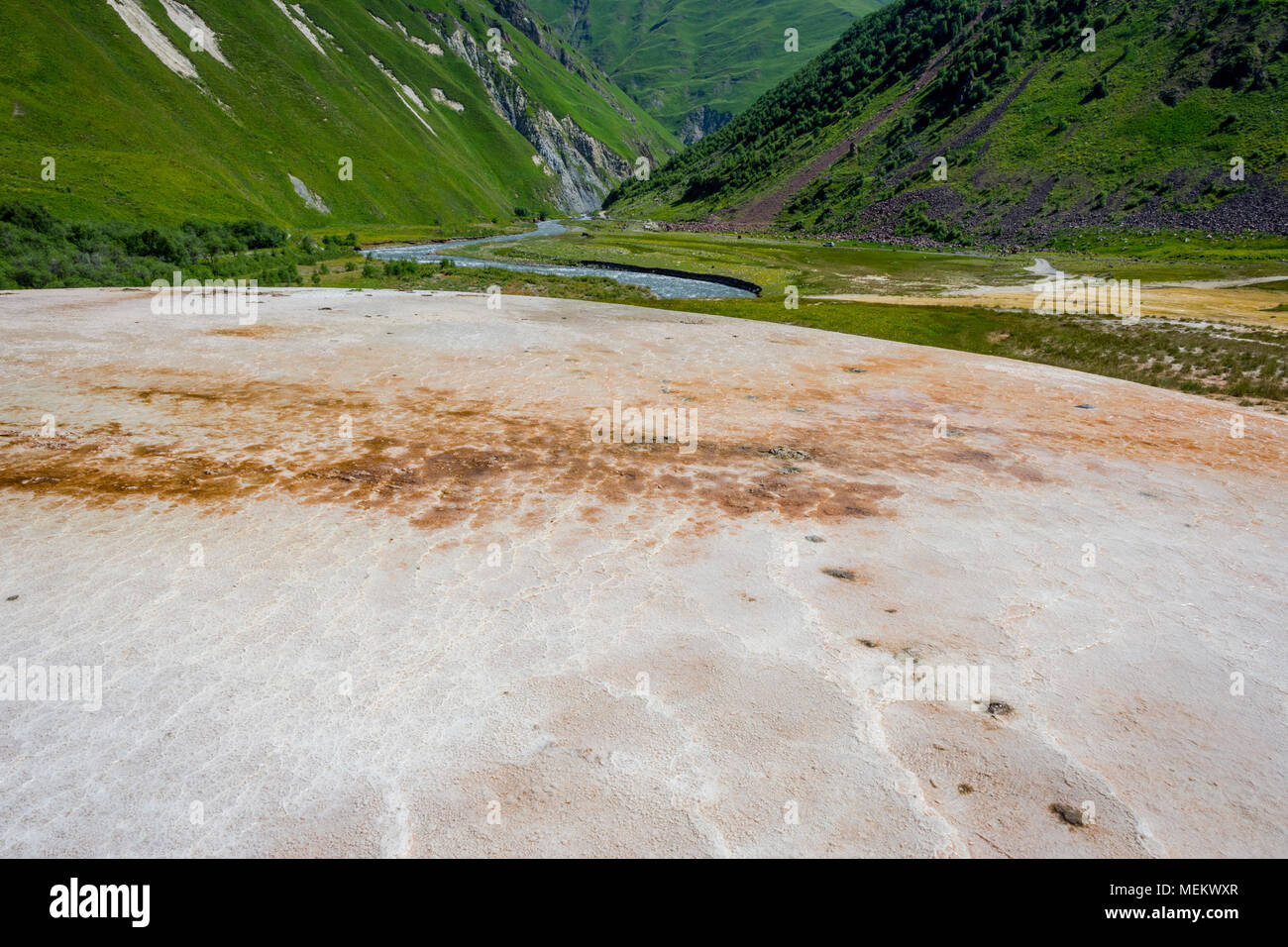 Acqua minerale naturale la molla nella valle Truso, Georgia Foto Stock