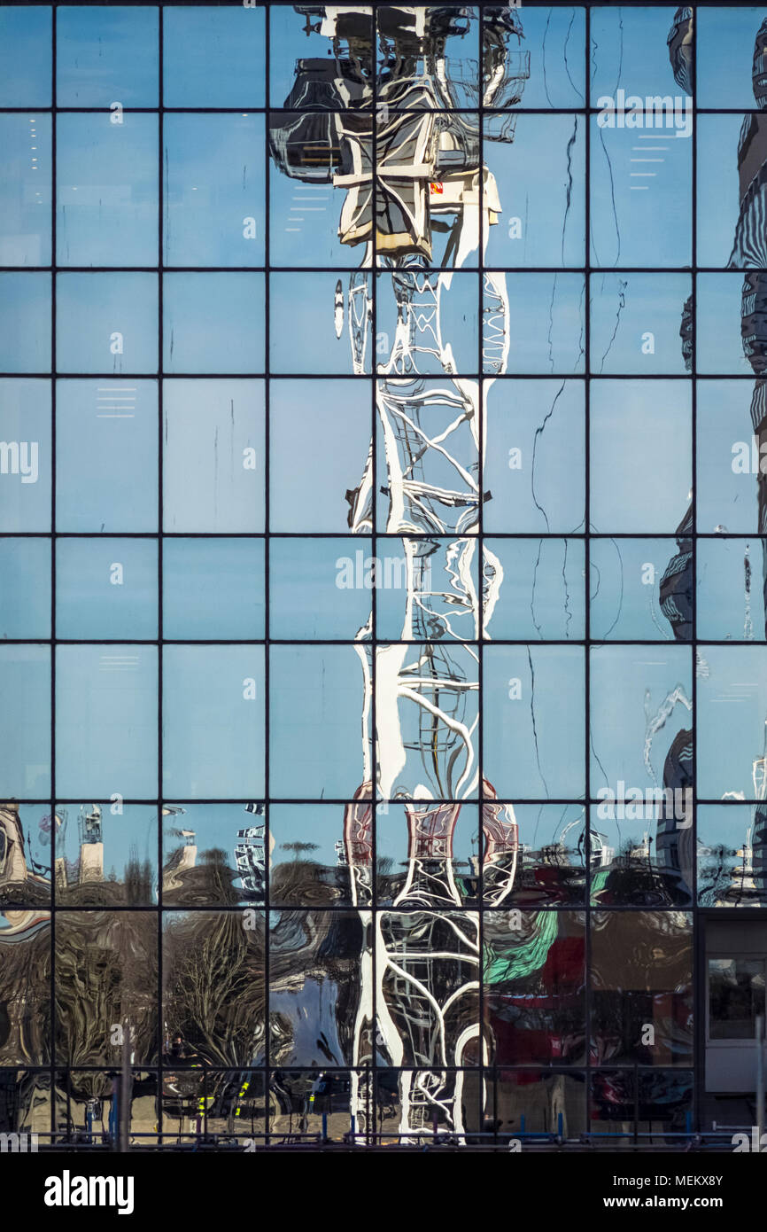 LONDRA, Regno Unito - 05 APRILE 2018: Riassunto delle riflessioni della gru nelle moderne finestre per ufficio Foto Stock