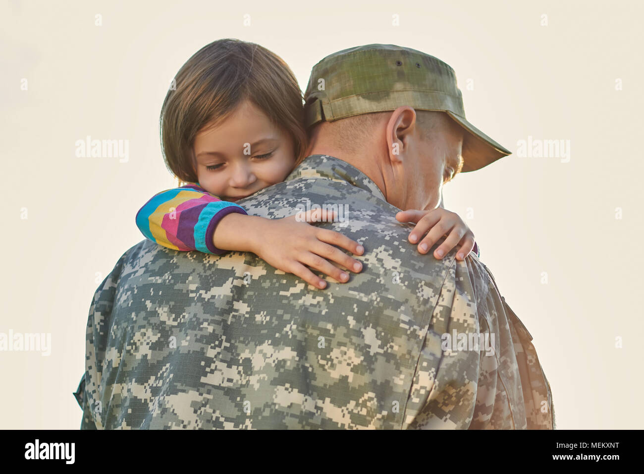 Bambino è molto felice suo padre è tornato dall esercito. Foto Stock