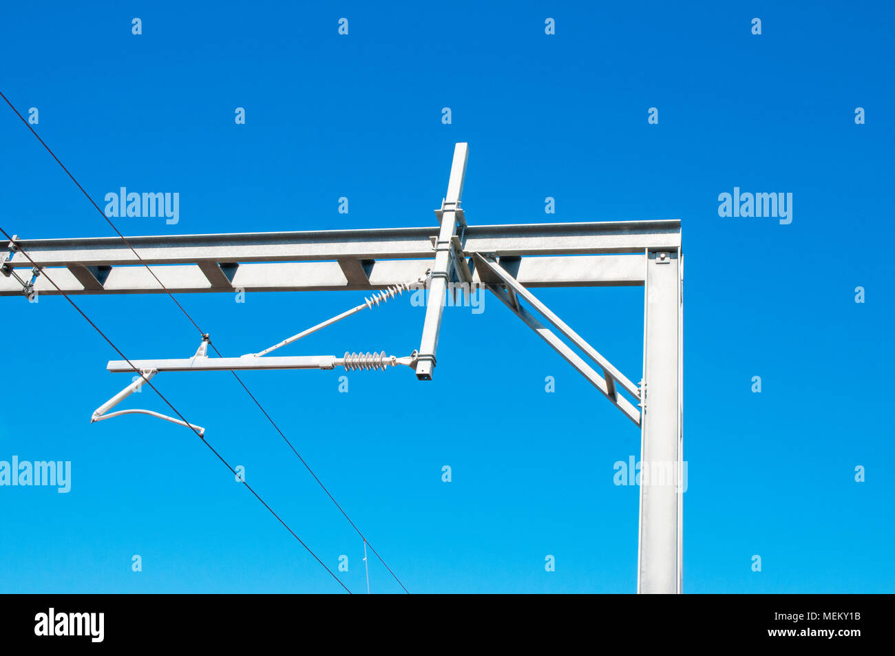 Camtilever overhead di contenimento dei fili elettrici per il sistema ferroviario. Foto Stock