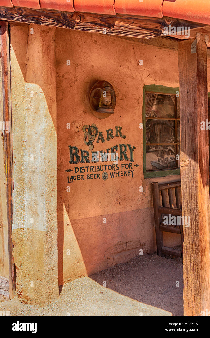 Parcheggio Salone birreria edificio presso la vecchia pellicola di Tucson Studios parco divertimenti in Arizona Foto Stock