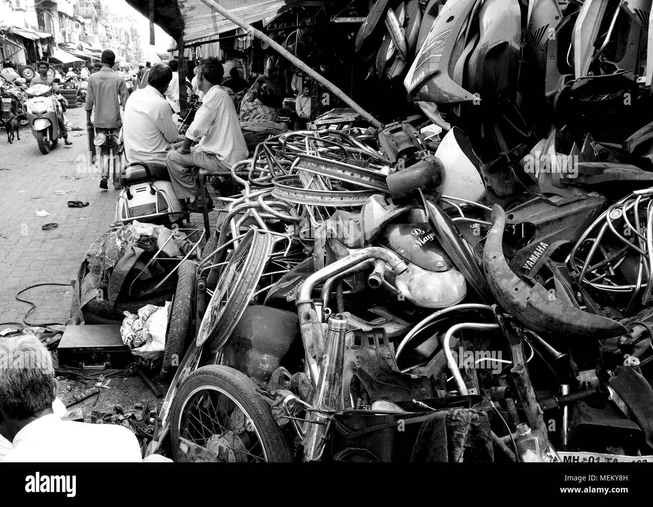 Una bancarella vendendo le parti in moto sul Chor Bazaar, altrimenti noto come il mercato dei ladri, Mumbai, India Foto Stock