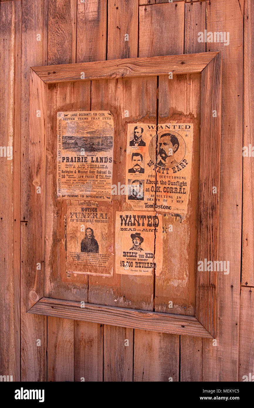 Wanted poster al di fuori della Sheriff's ufficio presso la vecchia pellicola di Tucson Studios parco divertimenti in Arizona Foto Stock