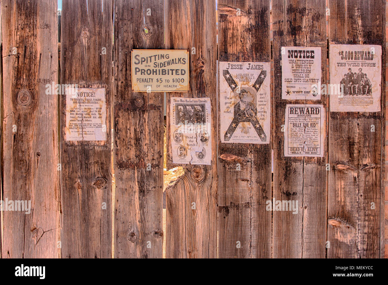 Wanted poster al di fuori della Sheriff's ufficio presso la vecchia pellicola di Tucson Studios parco divertimenti in Arizona Foto Stock