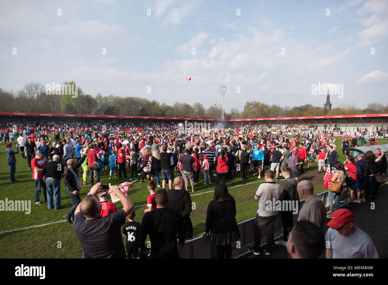 Ventole celebrare dopo Salford City FC sono incoronati campioni della Vanorama Lega Nazionale Nord 2018. La penisola Stadium, Salford. Foto Stock