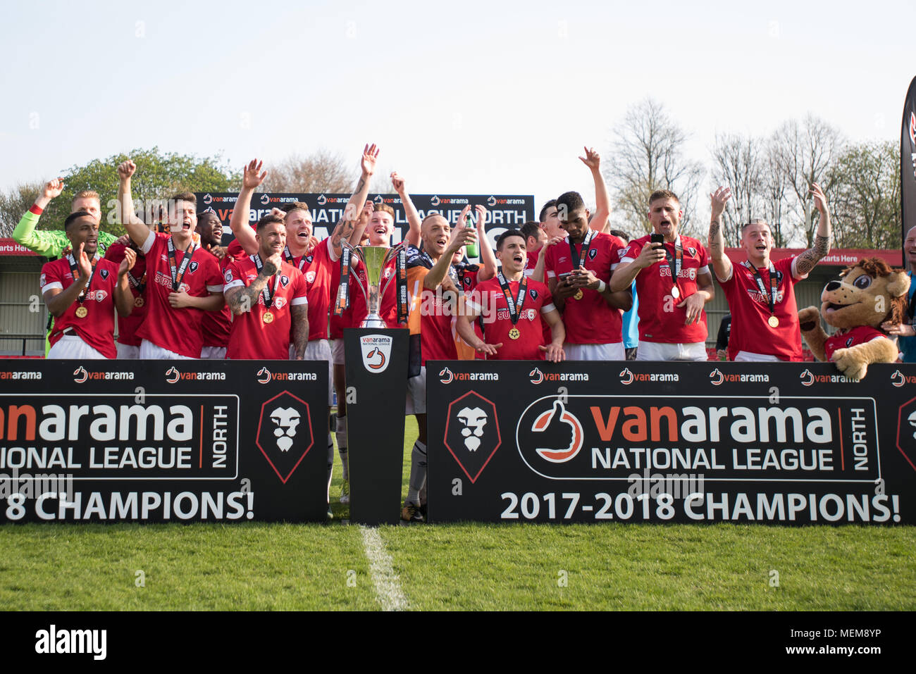 I giocatori festeggiare dopo Salford City FC sono incoronati campioni della Vanorama Lega Nazionale Nord 2018. La penisola Stadium, Salford. Foto Stock