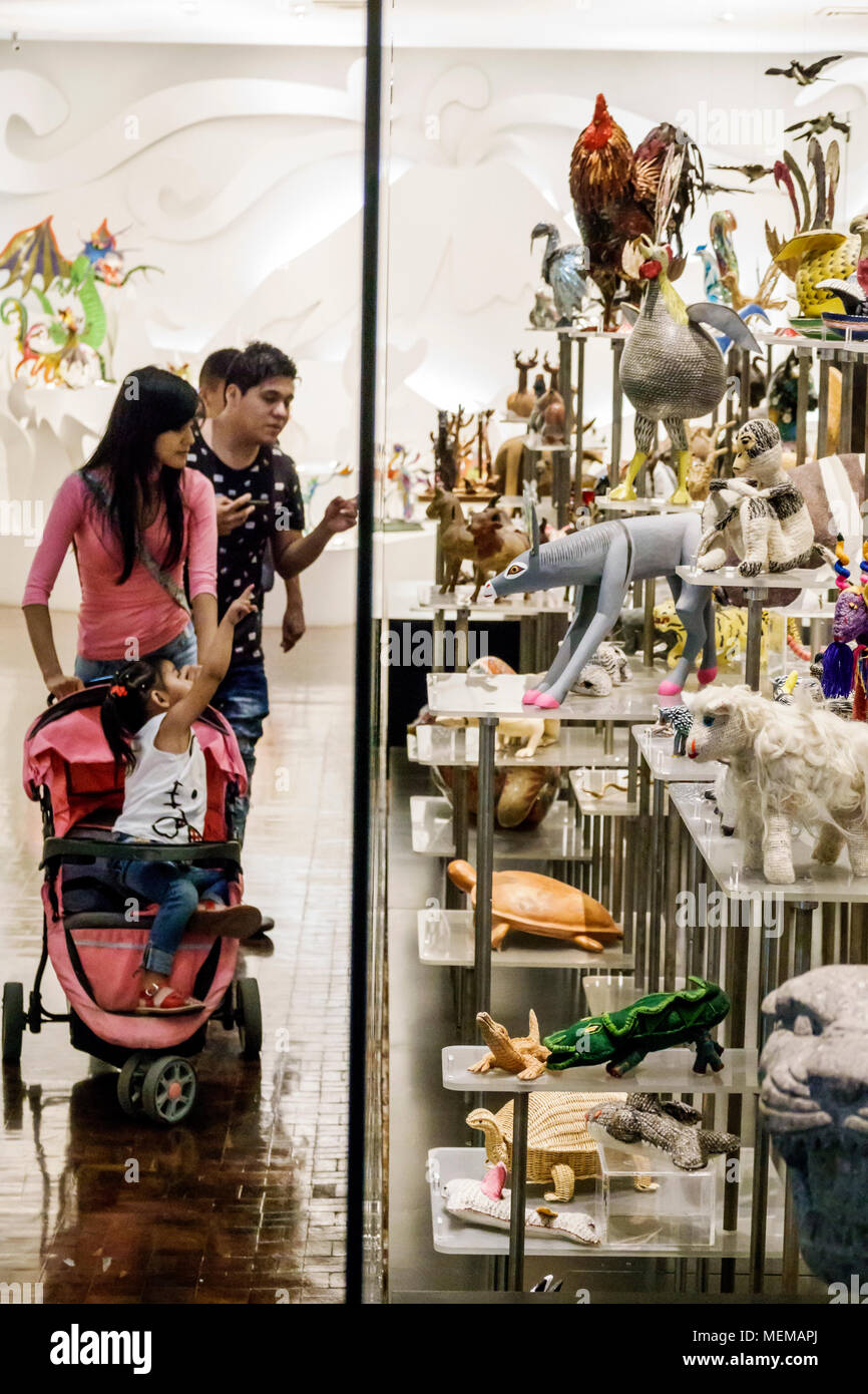 Città del Messico,Ispanico,Centro storico,Museo de Arte Popular,Museo d'Arte popolare,arte popolare,all'interno,mostra collezione Alebrijes,animal fi Foto Stock