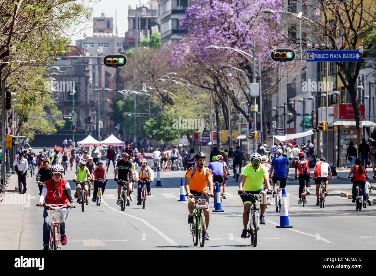 Città del Messico, messicano, ispanico, centro storico, Avenida Juarez, Muevete en bici, spostare in bicicletta, auto-free domenica biciclette bicicletta bicicletta equitazione bik Foto Stock