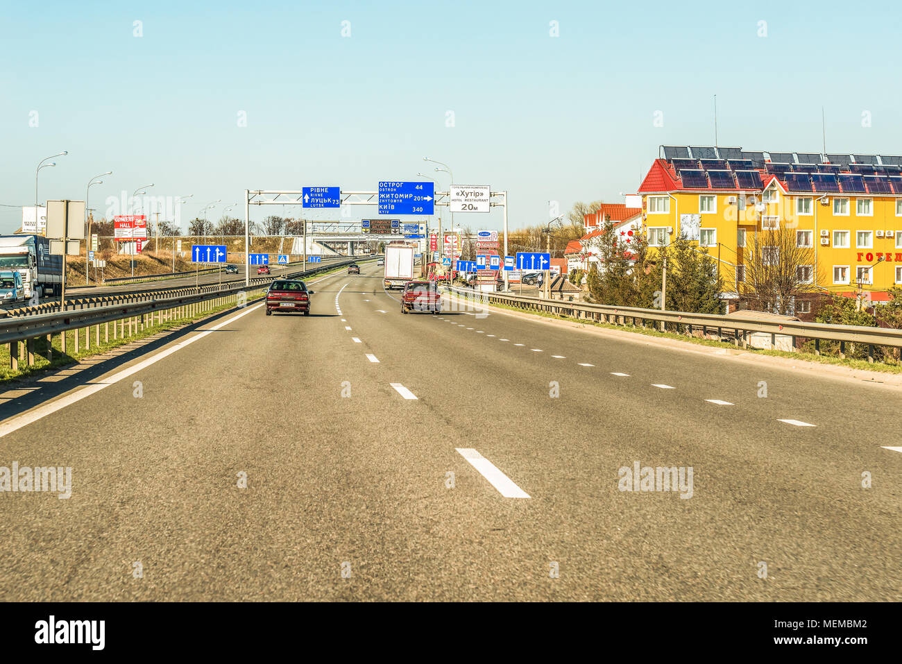 Kiev, Ucraina - 7 Aprile 2018: Ucraino autostrada internazionale M06 di collegamento a Kiev Chop. Foto Stock