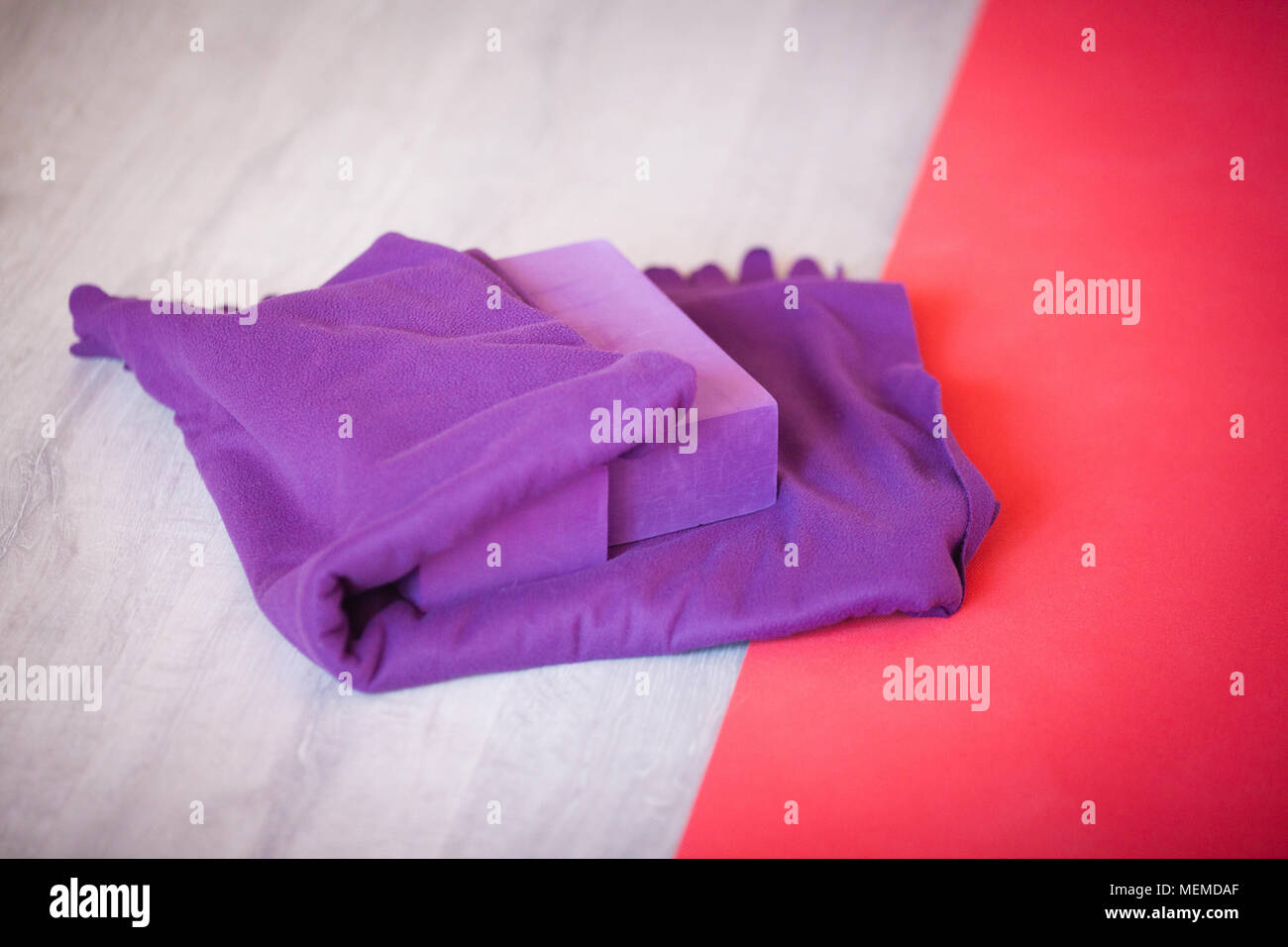 Accessori per lo yoga e la meditazione. Foto Stock