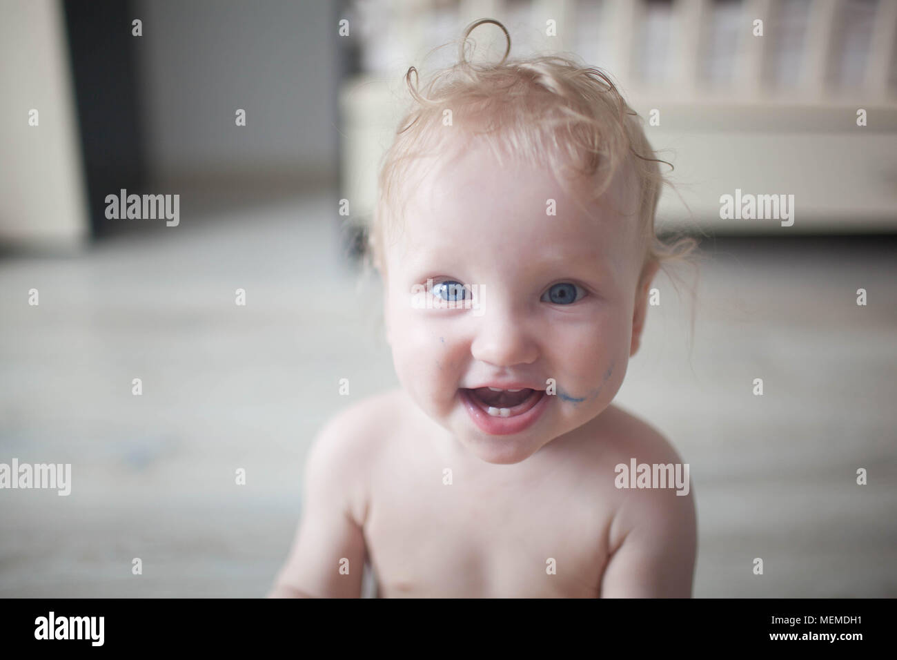 Happy Child ride cosparso di vernice. Foto Stock