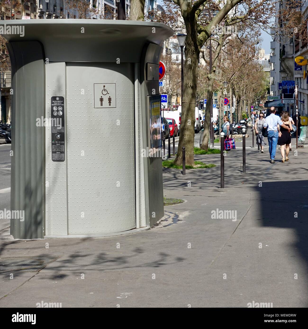 Solo uno dei più di 400 free, accessibile ai portatori di handicap, bagni pubblici installati per le strade di Parigi, Francia. Foto Stock