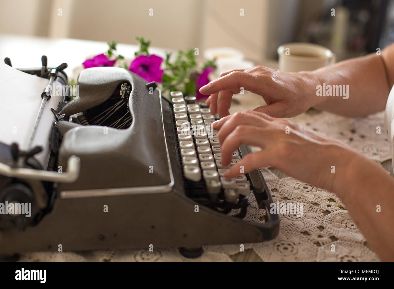 Concetto di scrittura. Le mani del medio evo woman digitazione sul retro della macchina da scrivere. Girato con profondità di campo ridotta. Foto Stock