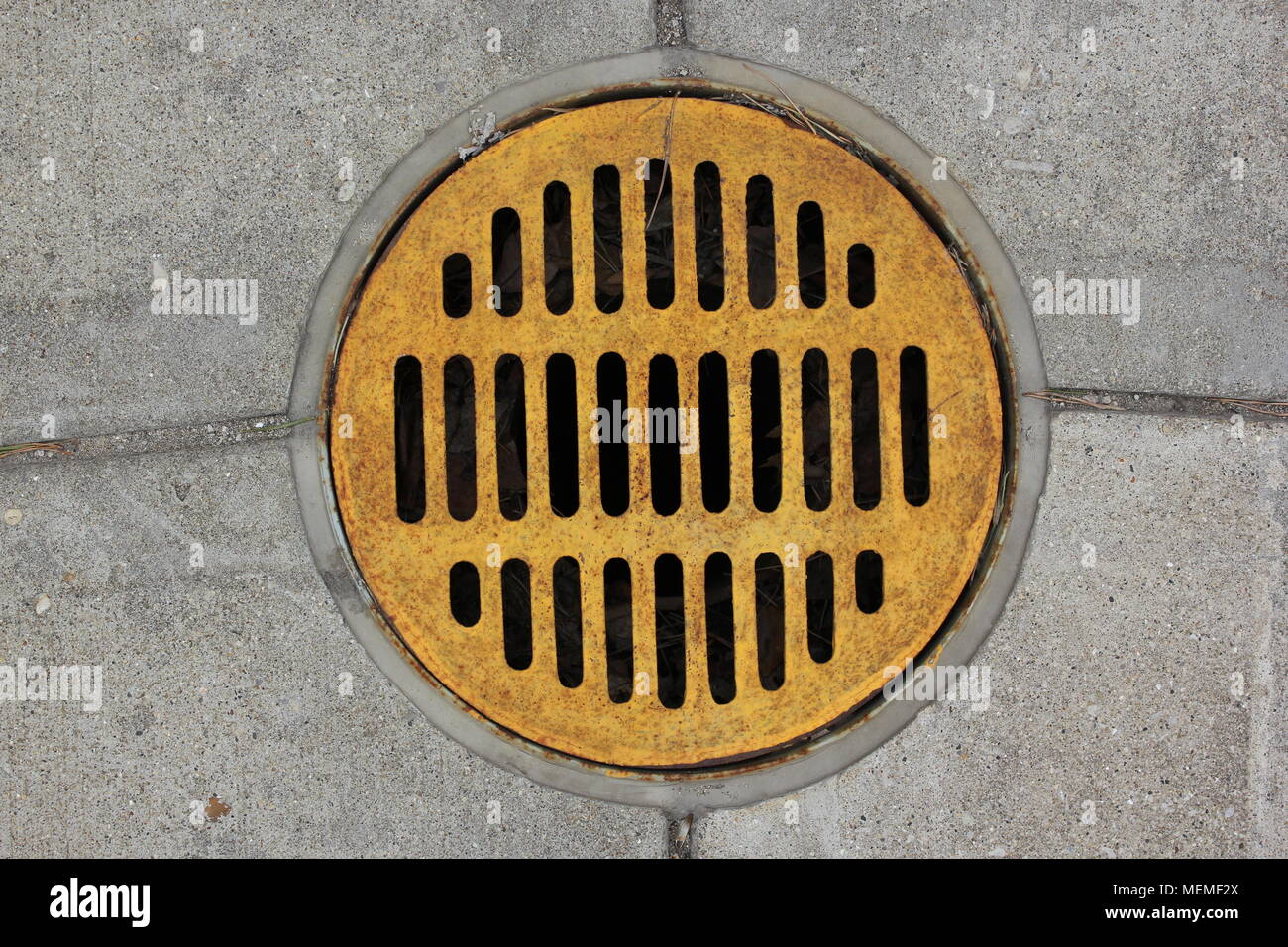 A spiovente di copertura della griglia per un pozzo di acqua su un cimitero. Foto Stock