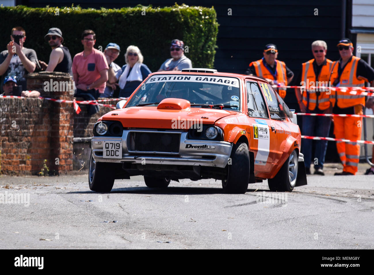 Simon Mansell conducente e Gareth Wilcox co driver racing Ford Escort 3 in condizione di chiusura e la strada pubblica Corbeau sedi nel Rally Tendring e Clacton, Essex, Regno Unito Foto Stock