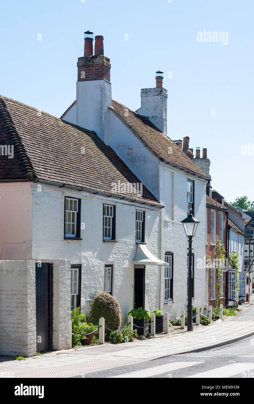 Periodo case su High Street, Milford-on-Sea, Hampshire, Inghilterra, Regno Unito Foto Stock