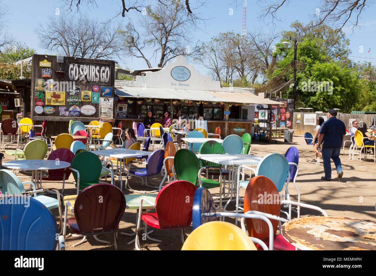 Persone bere nella cordiale Spot Ice house, bar e cafe, San Antonio, Texas, Stati Uniti d'America Foto Stock