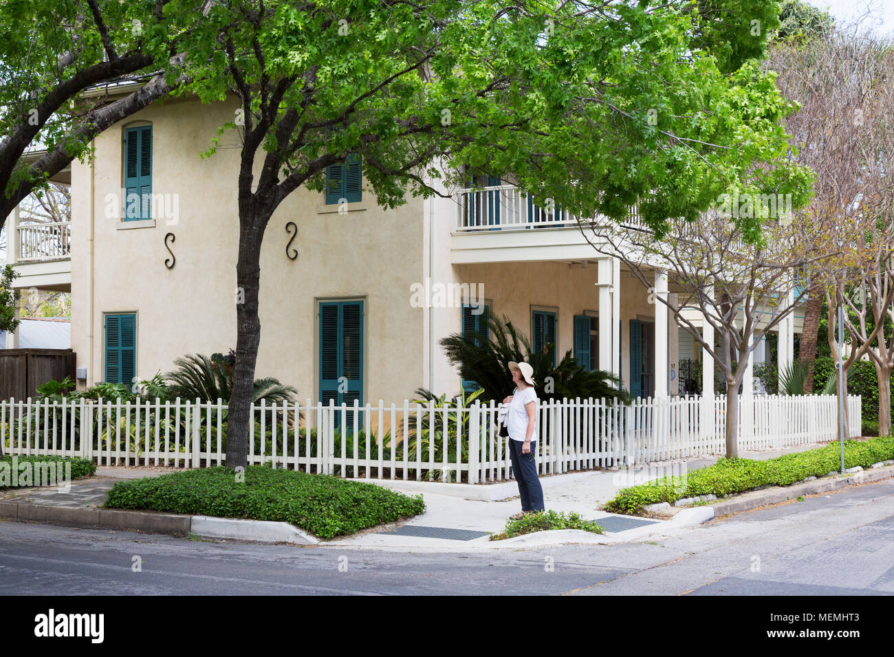 Un turista guardando le case nel centro storico di Re Guglielmo quartiere di San Antonio Texas USA Foto Stock