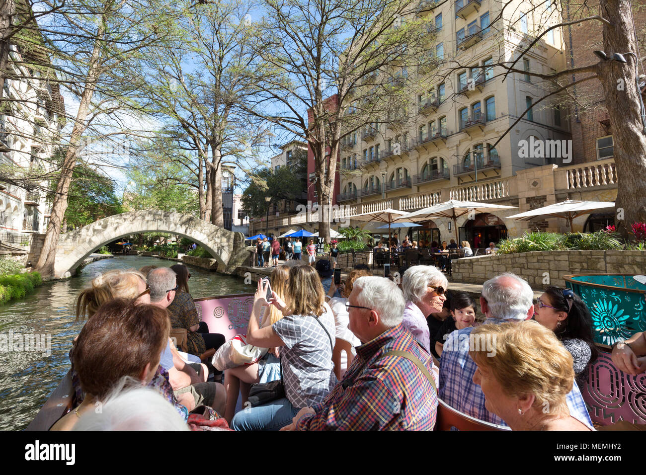 San Antonio Riverwalk - i turisti in una gita in barca sul fiume San Antonio , San Antonio Texas, Stati Uniti d'America Foto Stock