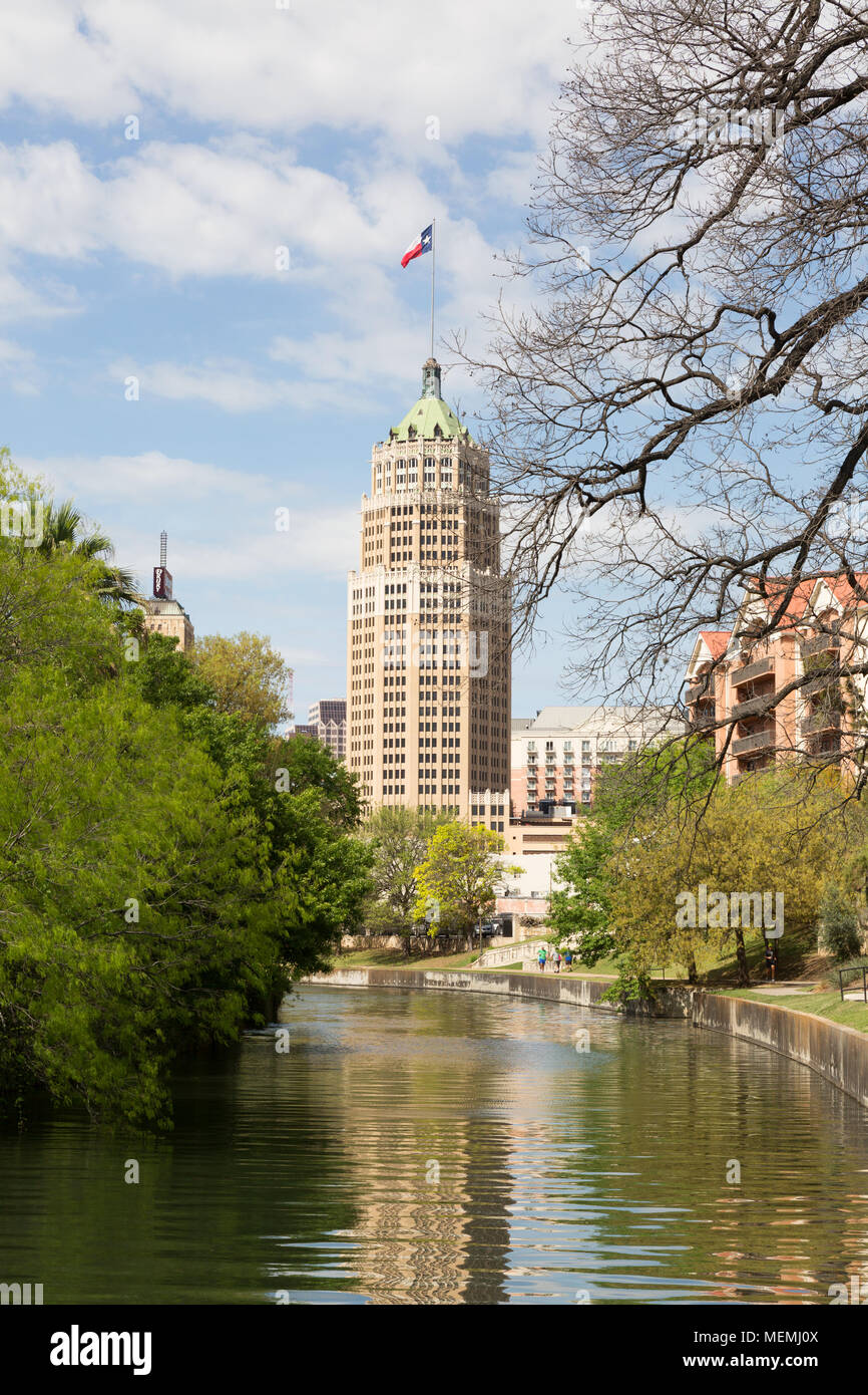 La torre Life Building e il fiume San Antonio, il centro cittadino di San Antonio Texas USA Foto Stock