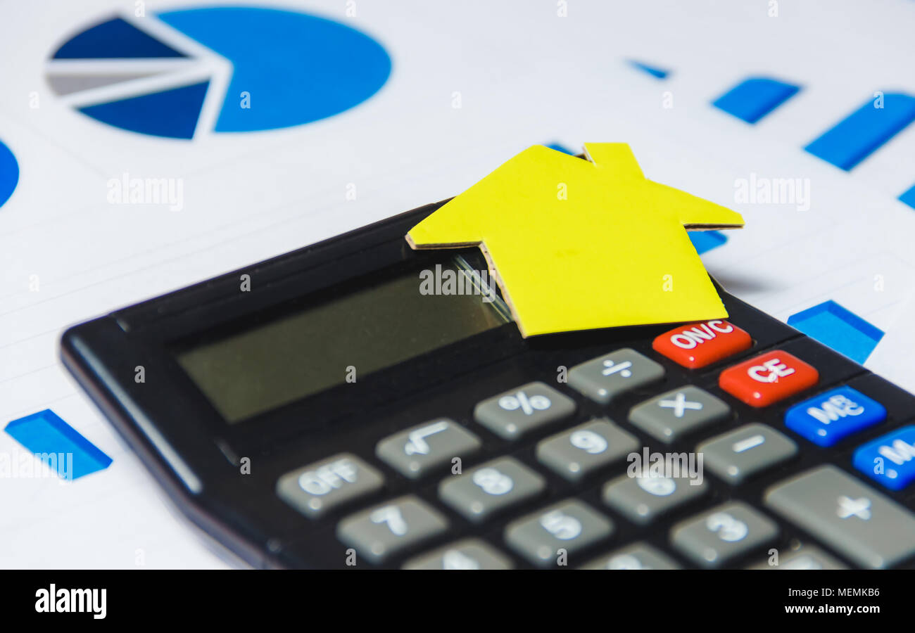 Prestiti ipotecari di concetto con casa di carta e Calcolatrice su sfondo bianco con schema Foto Stock