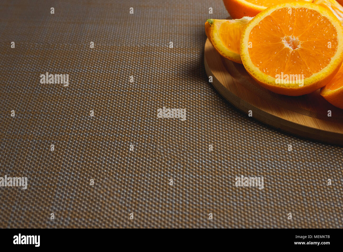 Fette di arancia. Frutta organica su sfondo scuro. Un sano concetto. Copyspace Foto Stock