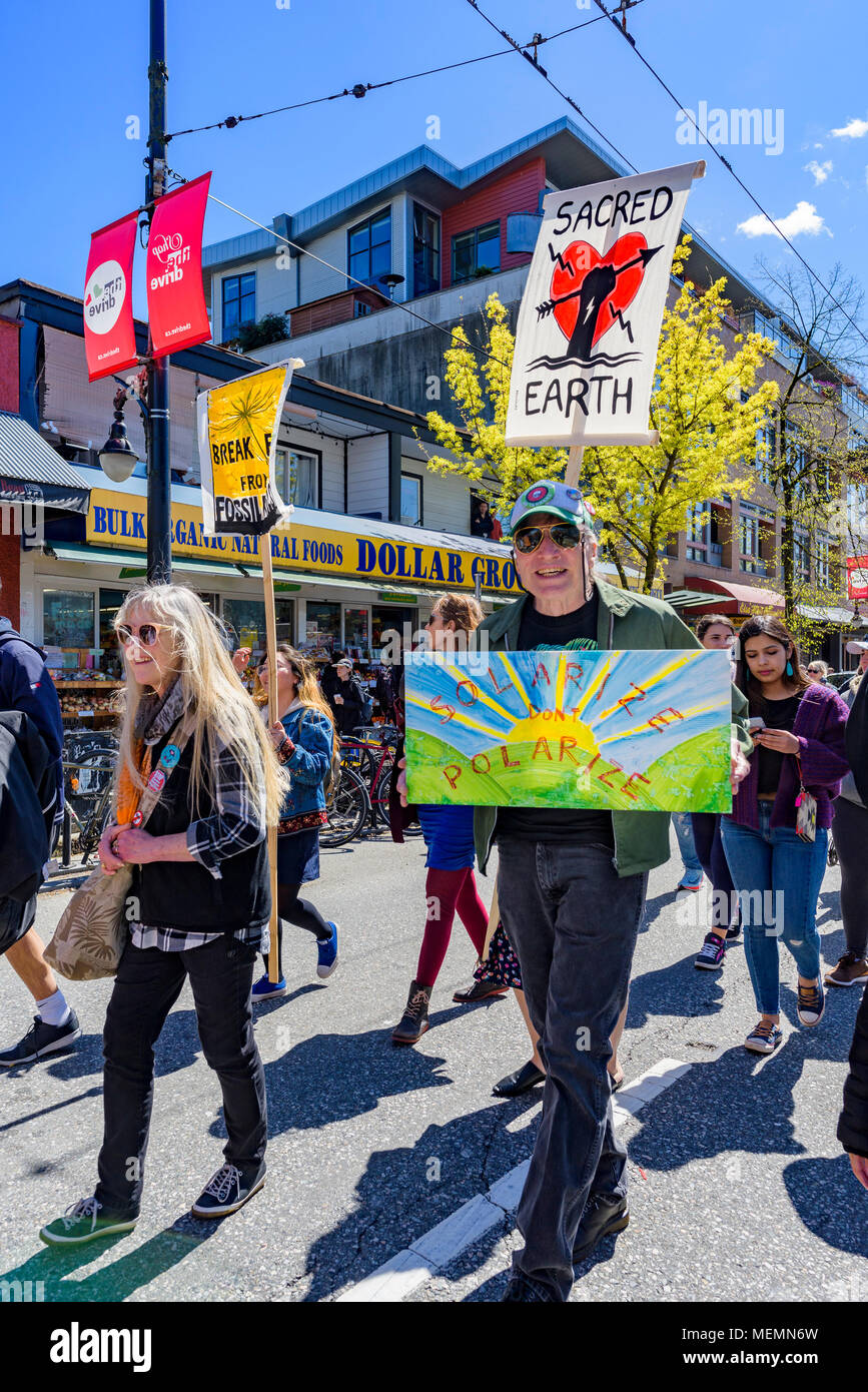 2018 Earth Day parade e manifestazione organizzata dai giovani per la giustizia climatica ora, Vancouver, British Columbia, Canada. Foto Stock