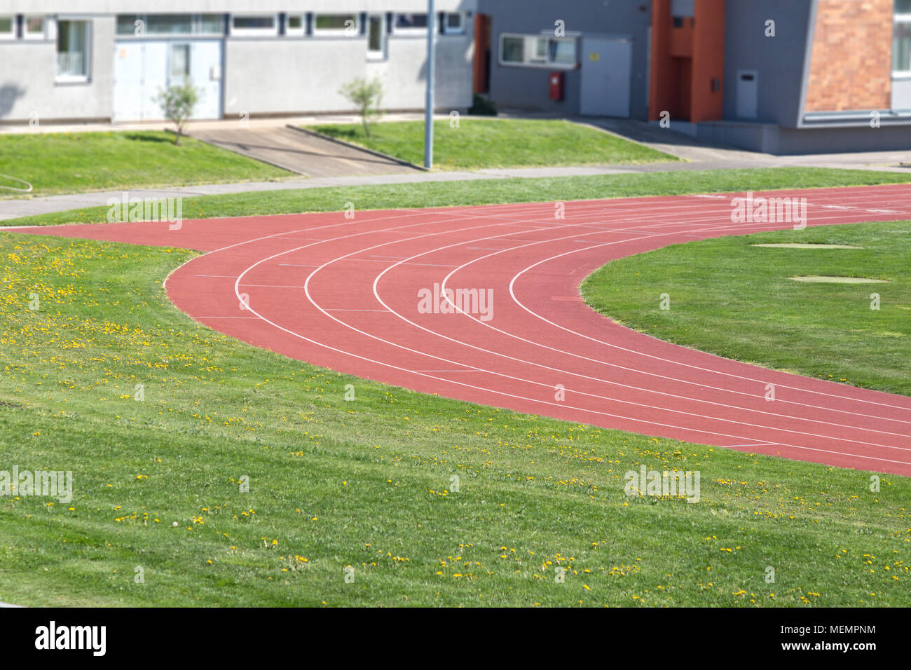 Corsa vuota nella corsia esterna allo stadio atletico Foto Stock