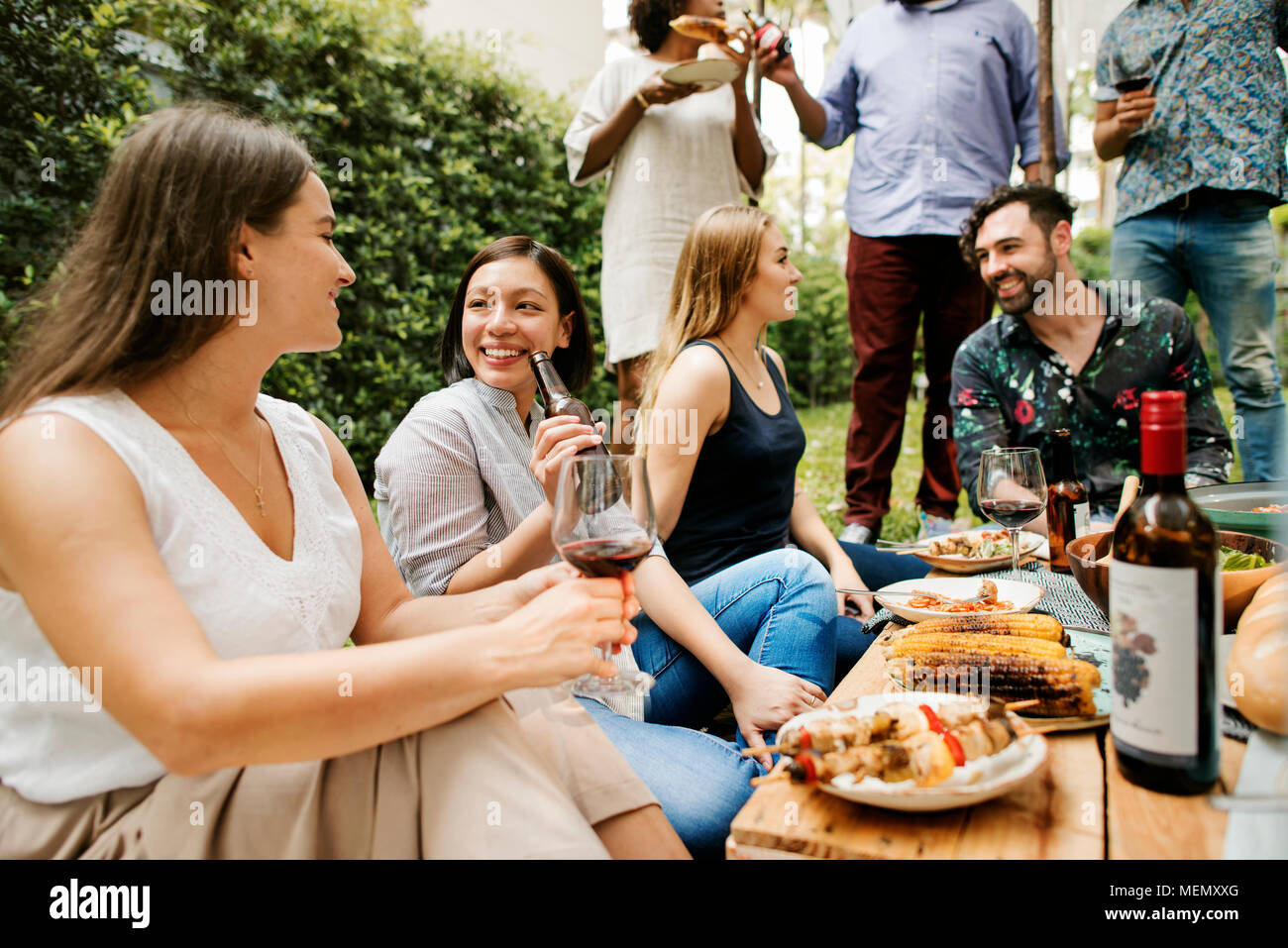 Gruppo di diversi amici godendo summer party insieme Foto Stock