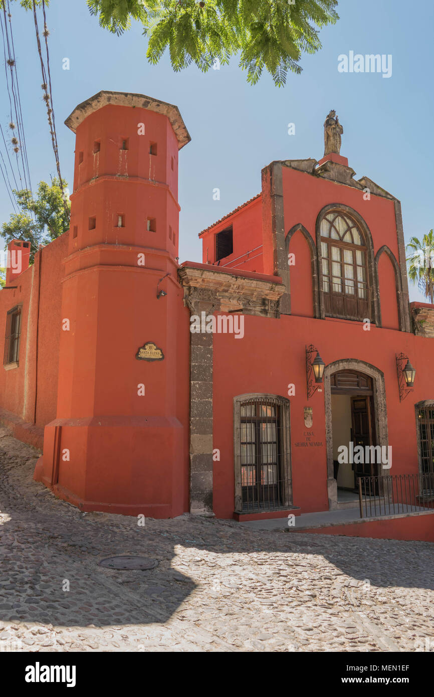 Colpo esterno della Casa de la Sierra Nevada, nel molto vecchio El Chorro quartiere, con una zona collinare strada acciottolata, in San Miguel De Allende, Messico Foto Stock